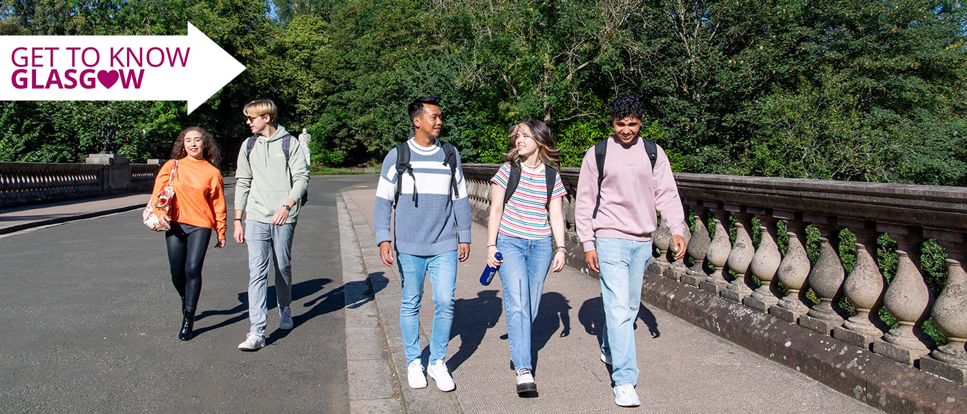 Students walking through kelvingrove park