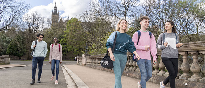 Students walking through Kelvingrove Park